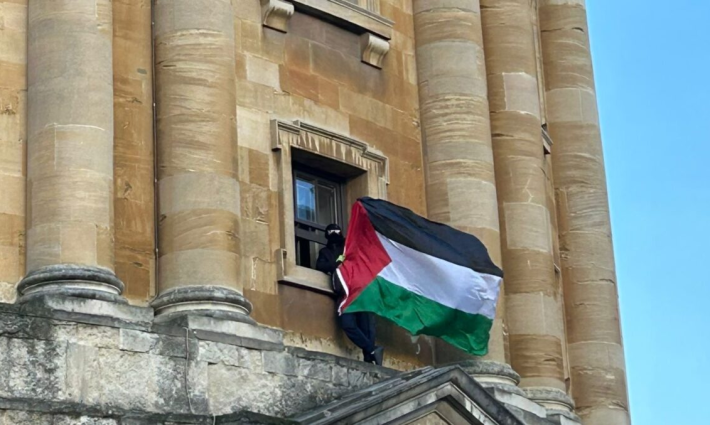 تعليق علم فلسطين على مبنى بجامعة أوكسفورد