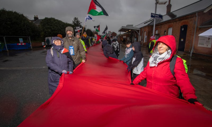 رفع علم فلسطيني ضخم بمظاهرة تضامنية في بورتسموث