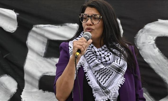 النائبة رشيدة طليب تلقي خطابًا وترتدي الكوفية