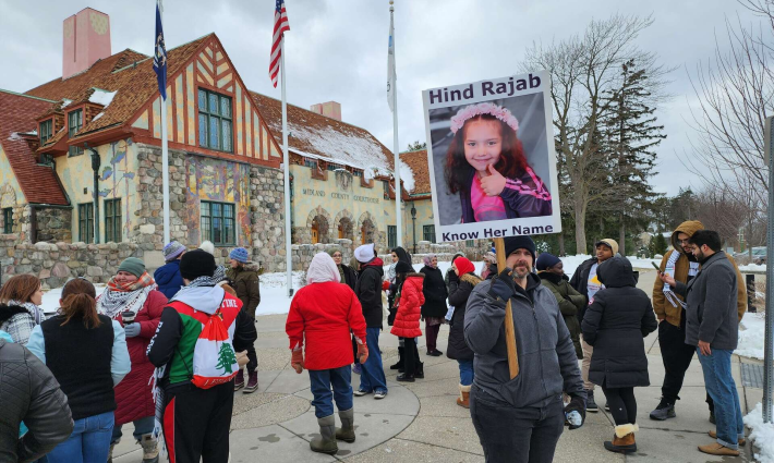 رفع صورة الشهيدة الطفلة هند رجب بمظاهرة داعمة لفلسطين