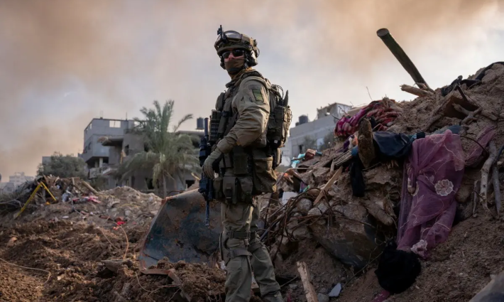 جندي إسرائيلي أمام الدمار