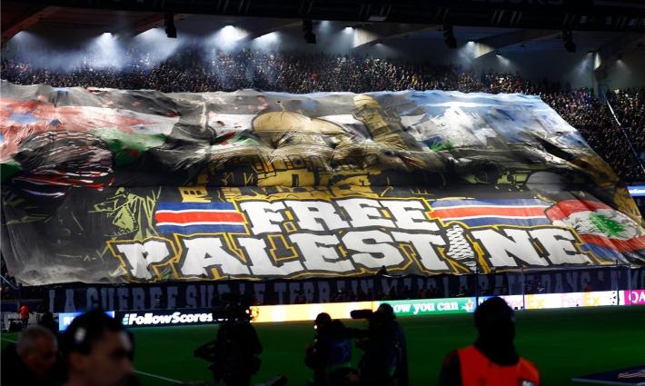 جماهير باريس سان جرمان ترفع لافتة ضخمة تحمل عبارة الحرية لفلسطين