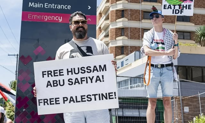 احتجاج للمطالبة بالإفراج عن أبو صفية أمام مستشفى أسترالي