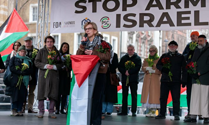 الممثلة البريطانية _جولييت ستيفنسون_ تلقي خطابًا بمظاهرة داعمة لفلسطين