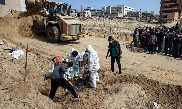 فريق يزيل جثة في قطاع غزة