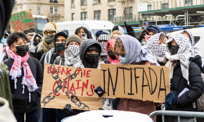 طلاب جامعيون بوقفة تضامنية لأجل فلسطين