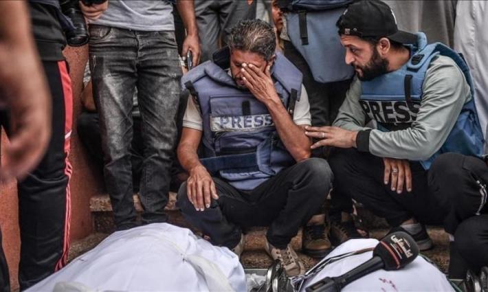 صحفيون بتشييع زملائهم الصحفيين في غزة