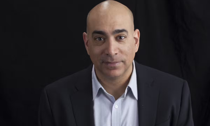 الصحفي الفلسطيني وأحد مؤسسي موقع _الانتفاضة الإلكترونية_، علي أبو نعمة