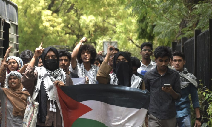 طلاب هنود بوقفة داعمة لفلسطين