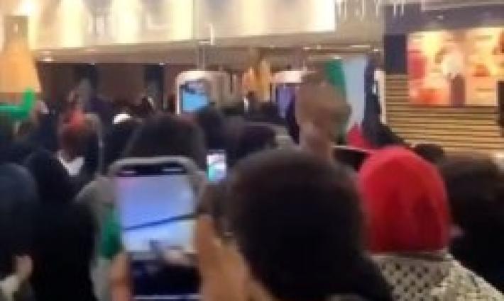 مظاهرة داعمة لفلسطين في أحد فروع ماكدونالدز