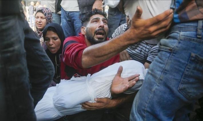 أب يودع ابنه الشهيد في غزة.jpeg