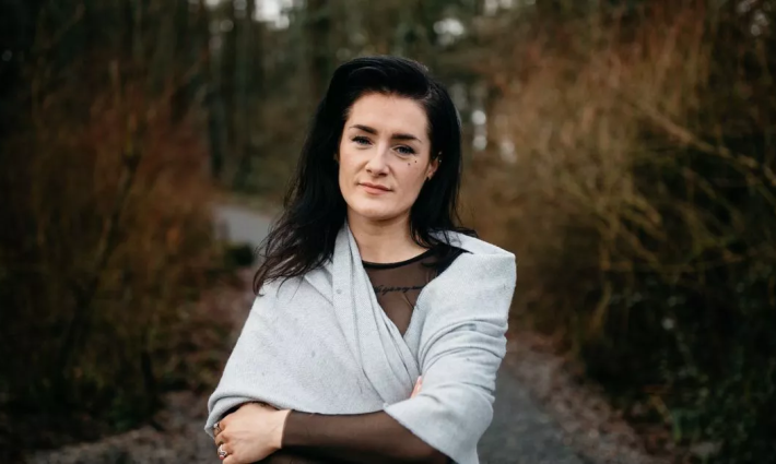 المغنية والكاتبة الأيرلندية ماي كاي