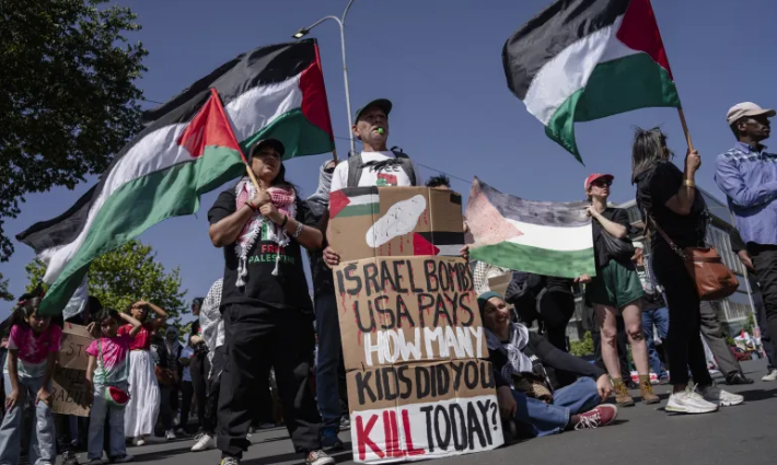 رفع الأعلام الفلسطينية بوقفة تضامنية