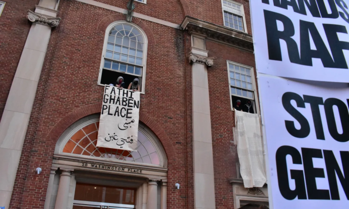 تعليق لافتة تضامنية على مبنى