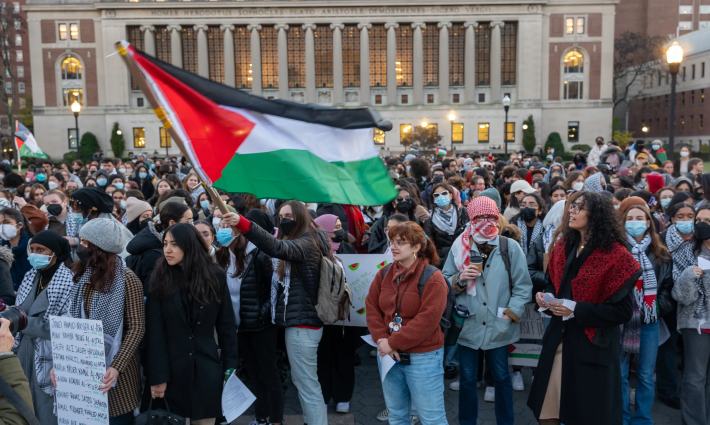 علم فلسطين مرفوع في وقفة تضامنية داعمة لفلسطين