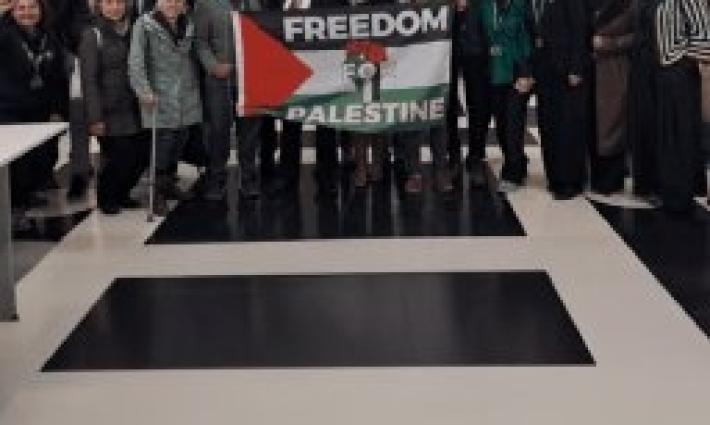 أعضاء مجلس مدينة بريستول يحملون العلم الفلسطيني