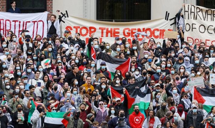 مظاهرة طلابية حاشدة لدعم فلسطين