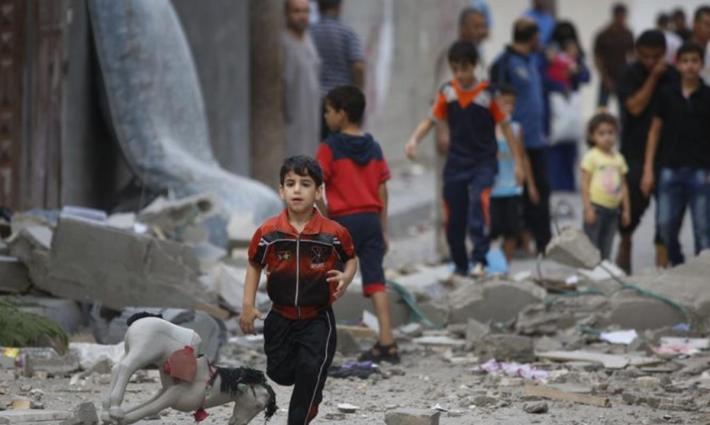 أطفال بين التدمير في غزة