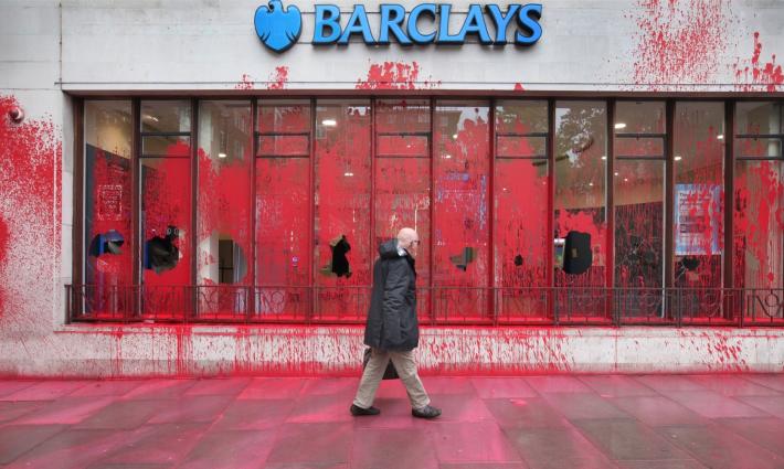 تلطيخ بنك باركليز بالطلاء الأحمر