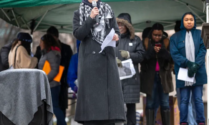 الطالبة أميمة محمد تلقي كلمة