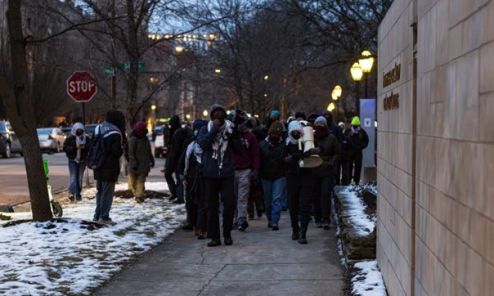 مسيرة داعمة لفلسطين أمام منزل رئيس جامعة شيكاغو
