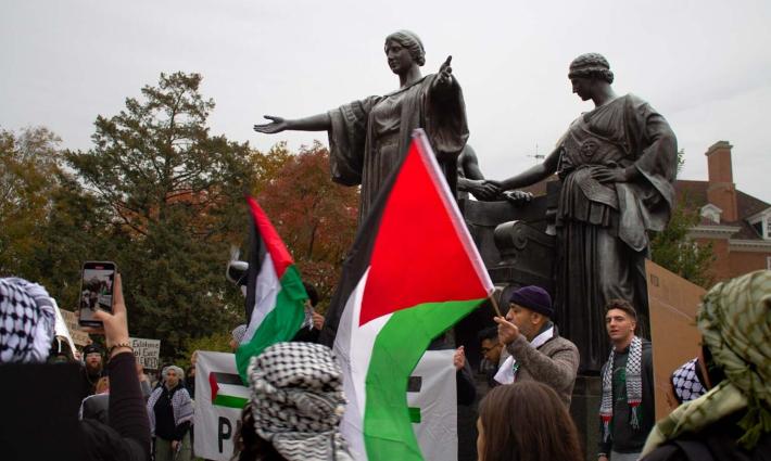 رفع العلم الفلسطيني بتحرك داعم لفلسطين