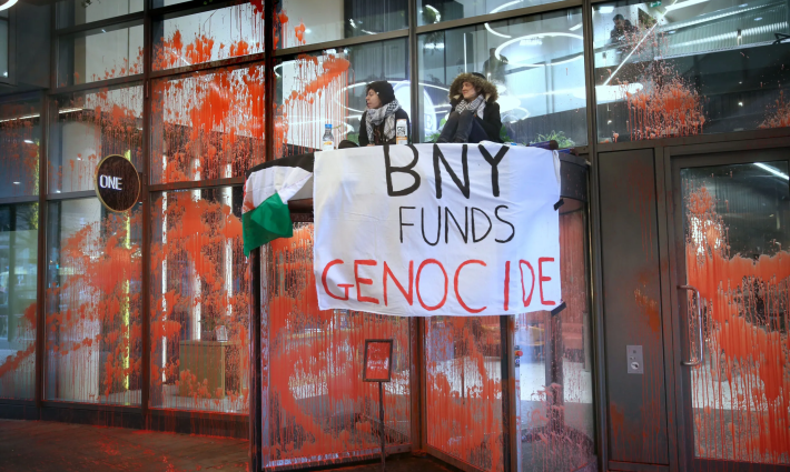 تلطيخ بنك ميلون بالطلاء الأحمر