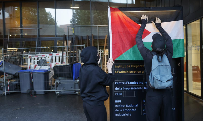 طالب يعلق العلم الفلسطيني