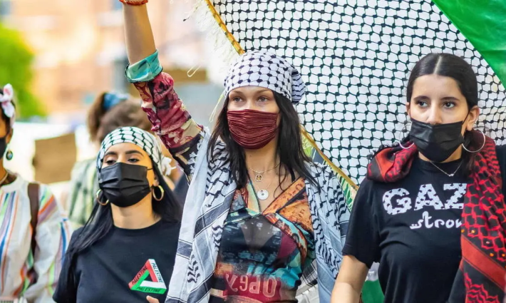 بيلا حديد بمظاهرة داعمة لفلسطين