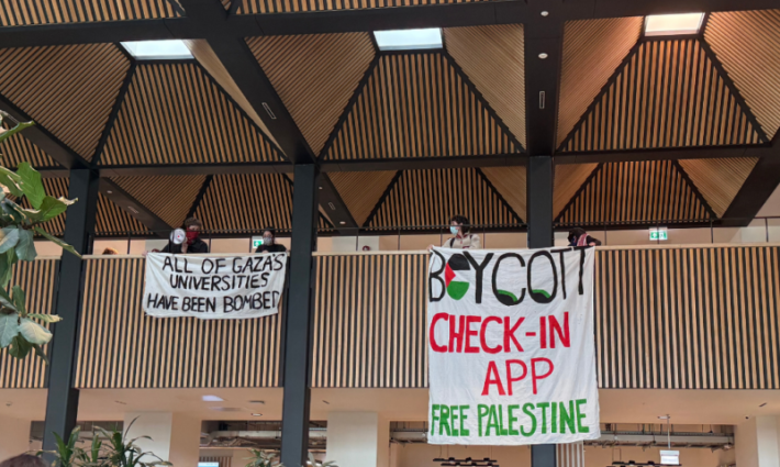 طلاب بريستول يعلقون لافتة تضامنية