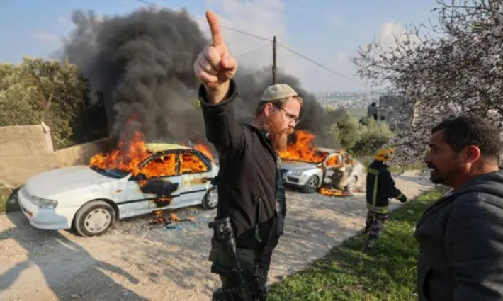 مستوطن يهدد مواطنًا فلسطينيًا ويحرق سيارته