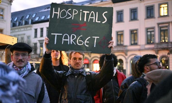 مظاهرة داعمة للطبيب أبو صفية أمام البرلمان الأوروبي في بلجيكا