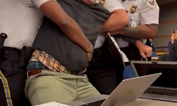 اعتقال الصحفي الأردني سام حسيني أثناء مقاطعته كلمة بلينكن دفاعًا عن غزة