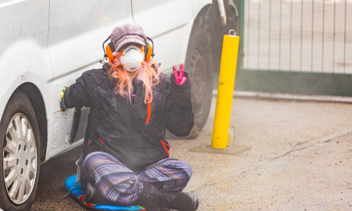 ناشطة ترفع علامة النصر_