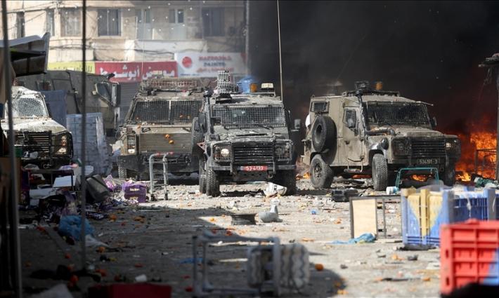 دبابات إسرائيلية تقتحم منطقة فلسطينية