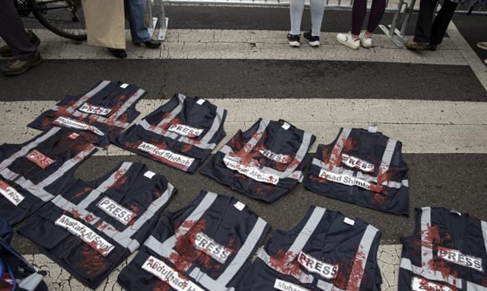 سترات وقاية صحفية ملطخة بالدماء