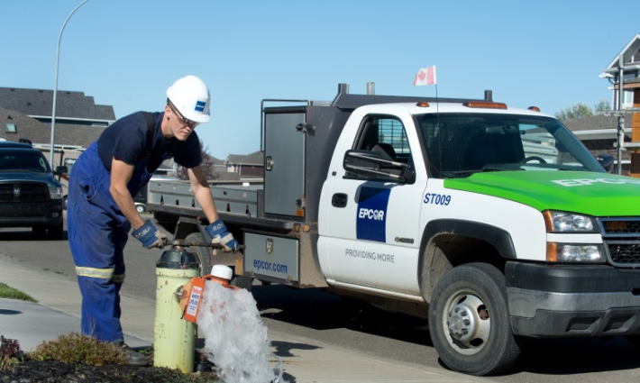 عامل يضخ المياه