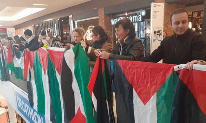 رفع الأعلام الفلسطينية في مركز تجاري