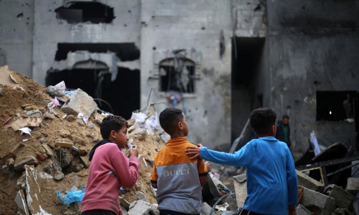 أطفال أمام الدمار في غزة