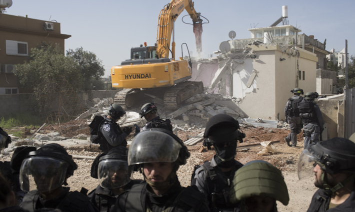 جرافة تهدم منزلًا لمواطن فلسطيني