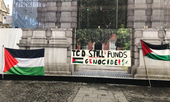 لافتة تضامنية وأعلام فلسطين على مبنى جامعة ترينيتي