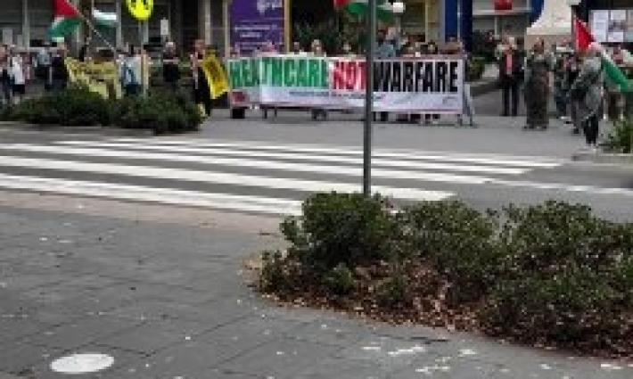 وقفة داعمة للطبيب حسام أبو صفية أمام مستشفى أسترالية