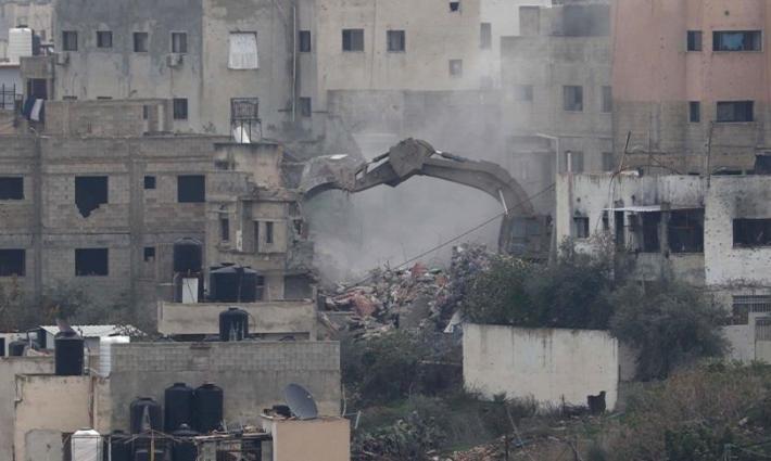 جرافة تدمر منزلًا في جنين