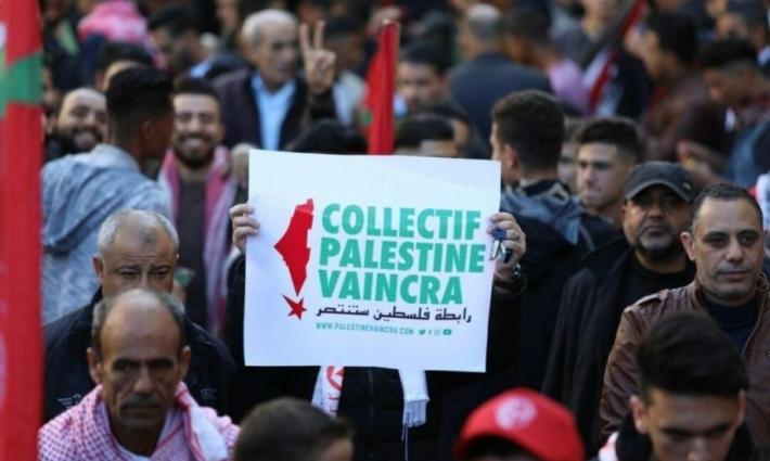 رفع لافتة لمنظمة رابطة فلسطين ستنتصر