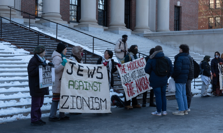 وقفة ضد إجراءات هارفارد التأديبية بحق مؤيدي فلسطين