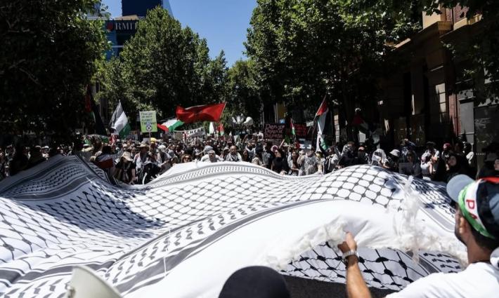 كوفية بحجم كبير في مظاهرة تضامنية في أستراليا