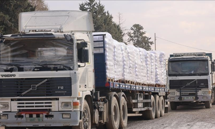 شاحنات تحمل المساعدات