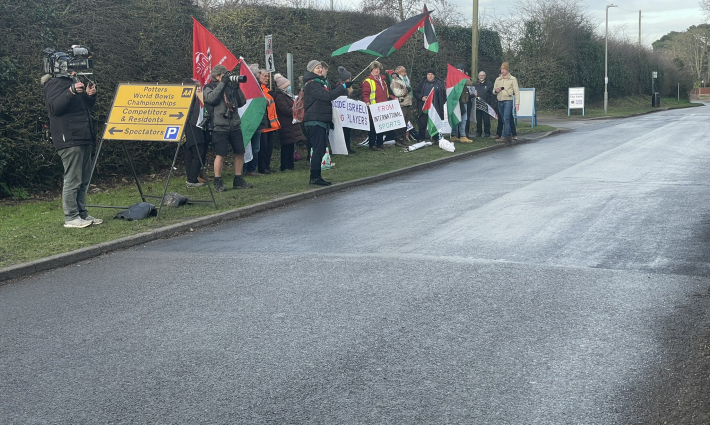 مظاهرة خارج منتجع بوتيرز المستضيف لبطولة البولينج