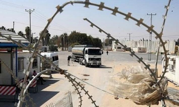 سياج أمامه شاحنة