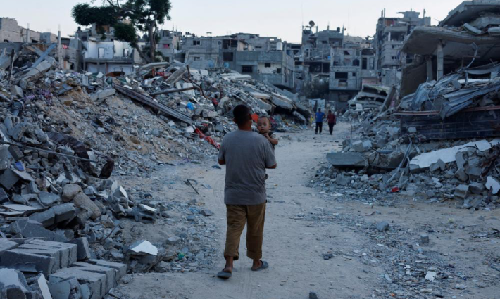 طفل وسط الدمار في غزة